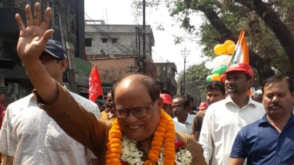 স্ত্রীর সঙ্গে যৌথ ভাবে অশোকের একাধিক স্থায়ী আমানত রয়েছে। সেগুলির প্রত্যেকটিতে সঞ্চিত ২ লক্ষ ৪৫ হাজার ৪৪১ টাকা করে। এ ছাড়াও তাঁর স্ত্রীর নামে দু’টি স্থায়ী আমানত আছে ৪ লক্ষ ৫৮ হাজার ১৮৭ টাকার।