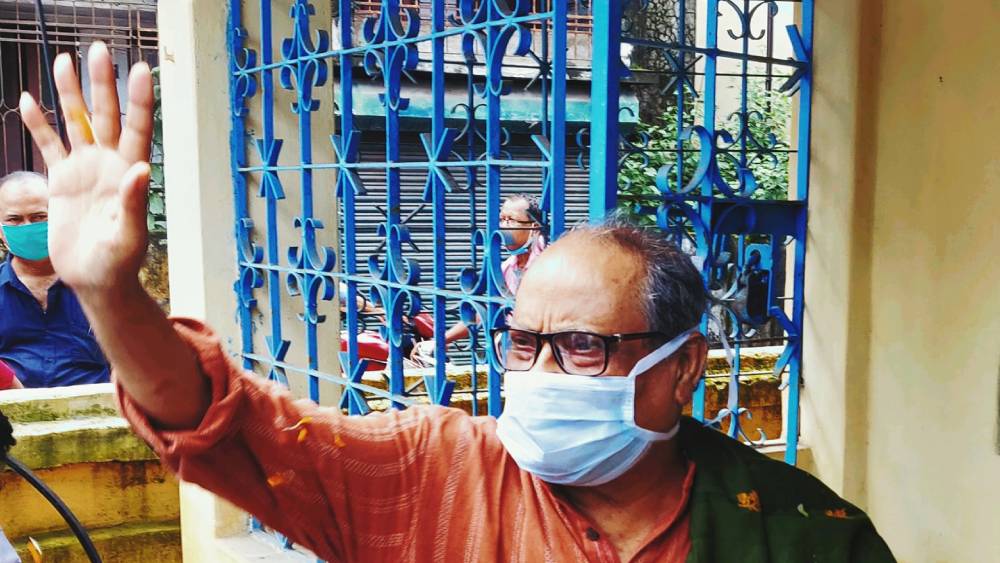  সোনার গয়নাও নেই অশোকের নামে। তাঁর স্ত্রীর কাছে যে ১৫ গ্রাম সোনার গয়না আছে, তার বাজারমূল্য ৬৮ হাজার টাকা।