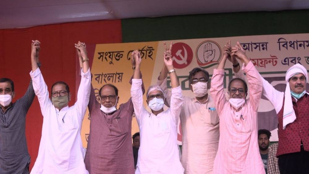 নিজের পরিচয় প্রাক্তন মন্ত্রী দিয়েছেন পূর্ণ সময়ের রাজনীতিক হিসেবে। তাঁর স্ত্রী অবসরপ্রাপ্ত রাজ্য সরকারি কর্মী।