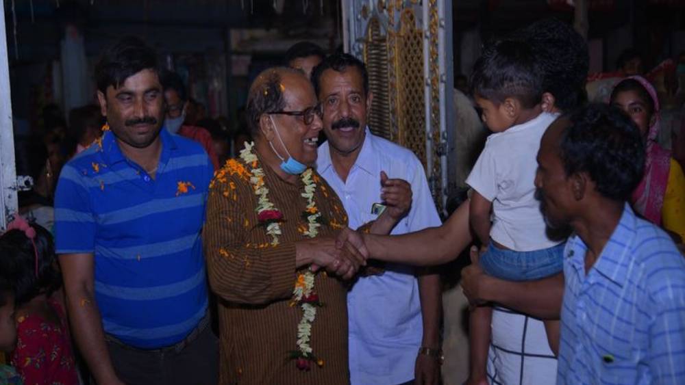 উপার্জনের উৎস হিসেবে অশোক বলেছেন বিধায়ক হিসেবে তাঁর প্রাপ্ত বেতনের কথা। অবসরপ্রাপ্ত সরকারি কর্মী হিসেবে তাঁর স্ত্রীও পেনশন পান।