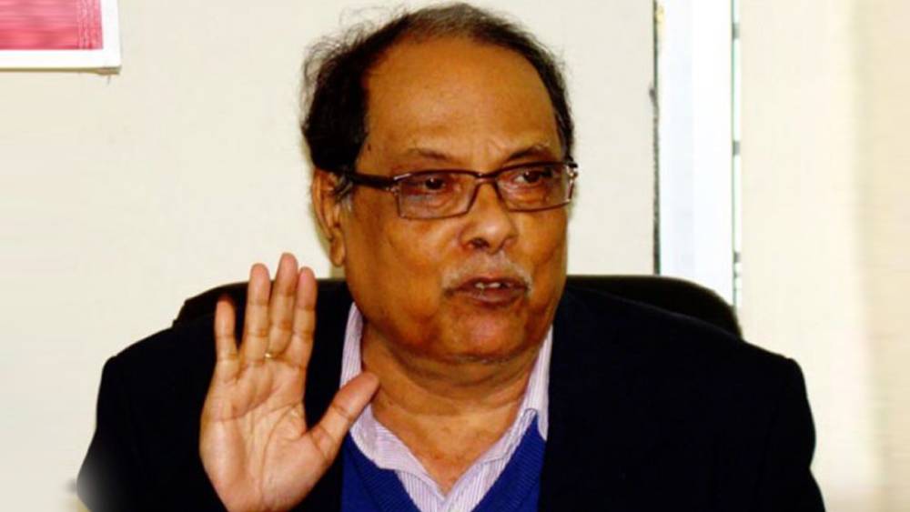 উত্তরবঙ্গ বিশ্ববিদ্যালয়ের অধীনস্থ কলেজ শিলিগুড়ি কলেজ অব কমার্স থেকে তিনি বাণিজ্য শাখায় স্নাতক হন ১৯৬৯ সালে।