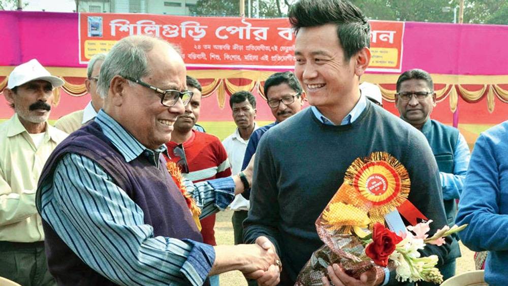 ২০১১ সালে অশোক পরাজিত হন তৃণমূল প্রার্থী রুদ্রনাথ ভট্টাচার্যের কাছে। আবার ৫ বছর পরে শিলিগুড়ি আসনে তিনি জয়ী হন। তাঁর কাছে পরাজিত হন তৃণমূল প্রার্থী ভাইচুং ভুটিয়া।