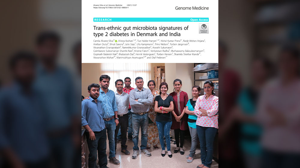 গবেষণাপত্র ও গবেষকদল। অধ্যাপক ভবতোষ দাস (ডান দিক থেকে পঞ্চম) ও গবেষক শ্রুতি সাক্সেনা (ডান দিক থেকে তৃতীয়)।