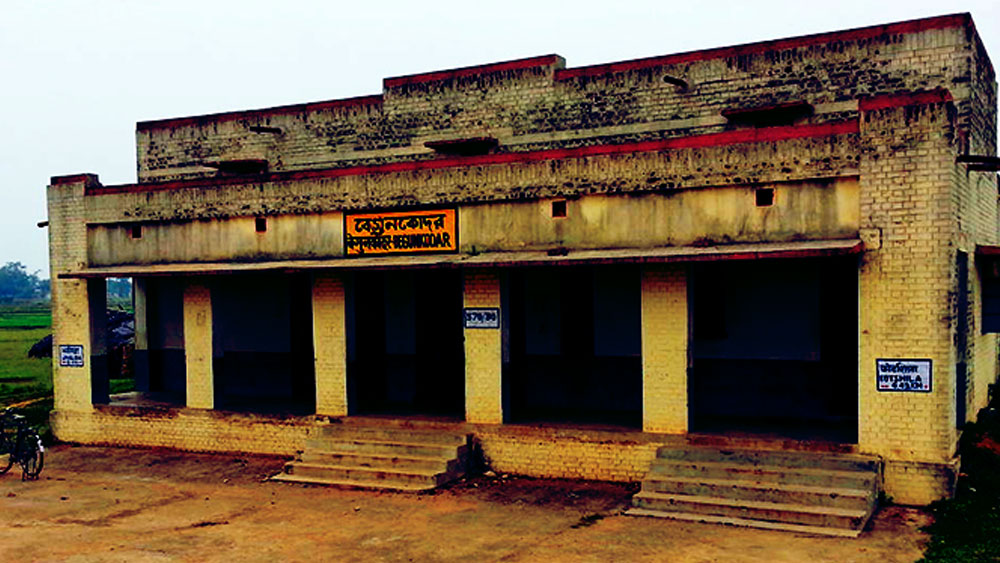 বেগুনকোদর স্টেশনের ভূতের গল্প খুব পরিচিত। 