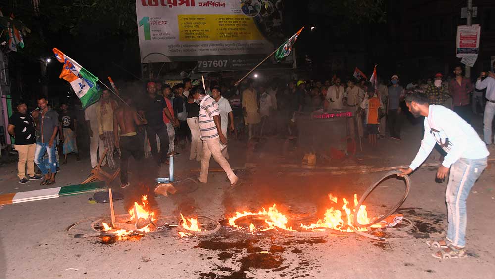 প্রতিবাদে রাস্তা অবরোধ তৃণমূল কর্মীদের।