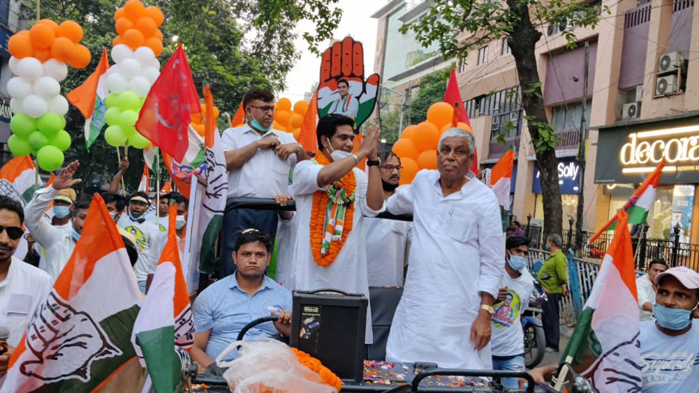 ভবানীপুরের কংগ্রেস প্রার্থী শাদাব খানের সঙ্গে রোড শোয়ে আব্দুল মান্নান।