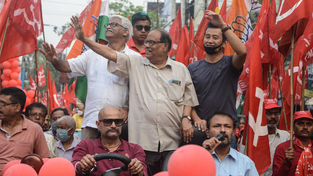 শিলিগুড়িতে অশোক ভট্টাচার্যের রোড শোয়ে সুজন চক্রবর্তী।