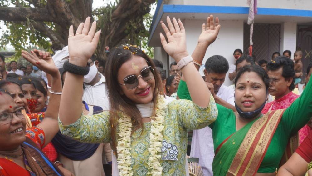 বিনোদন জগত থেকে সদ্য পা রেখেছেন রাজনীতিতে। আবির্ভাবেই নির্বাচনে প্রতিদ্বন্দ্বিতার টিকিট। বাকি তারকাদের মতো আগ্রহের কেন্দ্রে কৌশানী মুখোপাধ্যায়ও। তিনি এ বার কৃষ্ণনগর উত্তর কেন্দ্রের প্রার্থী।