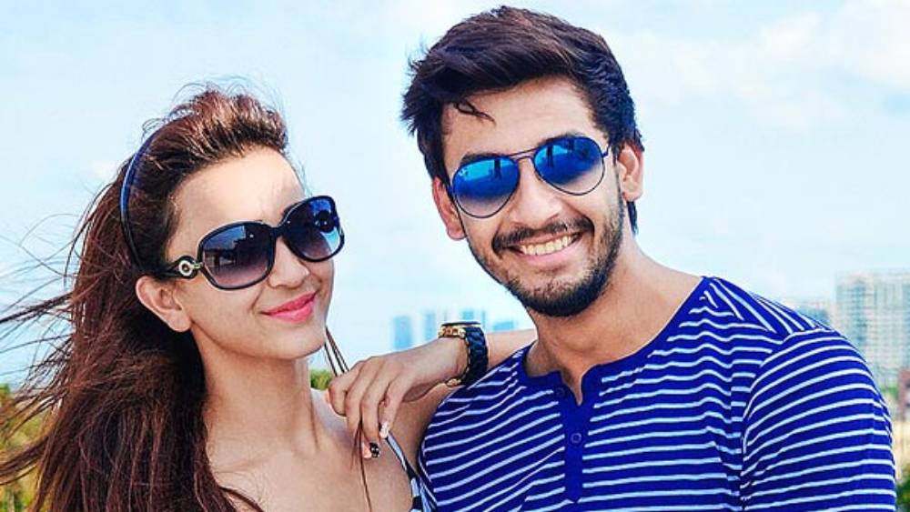 নির্বাচন কেন্দ্রে কৌশানীর মূল প্রতিদ্বন্দ্বী বিজেপি-র মুকুল রায়। তবে কৌশানীর নির্বাচনী লড়াইয়ের অন্যতম আকর্ষণ হল, তাঁর প্রেমিক বনিও পা রেখেছেন পদ্মশিবিরে। তবে রাজনৈতিক বিভেদ সম্পর্কে ছায়া ফেলবে না বলেই মনে করেন দুই তারকা।