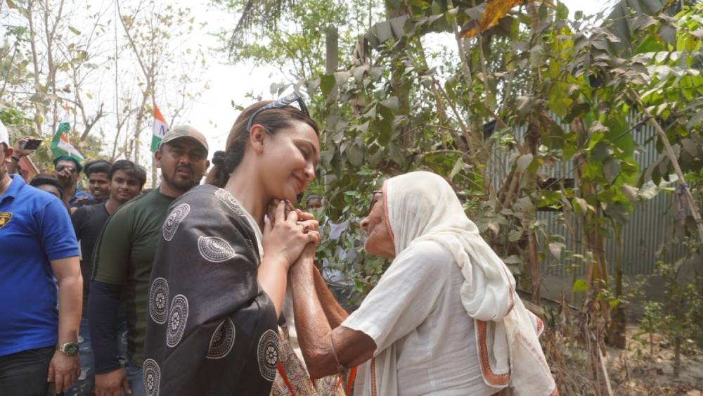 নির্বাচন কমিশনের কাছে হলফনামায় নিজের উপার্জন এবং সম্পত্তির বিবরণ দিয়েছেন কৌশানী। ২০১৯-২০ আর্থিক বর্ষে তাঁর উপার্জন ছিল ১৩ লক্ষ ৫৮ হাজার ৫৭০ টাকা।