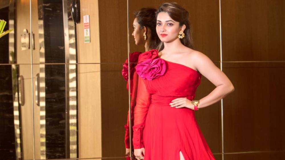 কৌশানীর হাতে এই মুহূর্তে আছে ২ লক্ষ ৫২ হাজার ১৭০ টাকা। বিভিন্ন ব্যাঙ্কে গচ্ছিত আছে ৪৯ হাজার ৭২ টাকা, ৫৬ হাজার ৩১০ টাকা এবং ৫ লক্ষ ২৭ হাজার ৪৮১ টাকা। স্থায়ী আমানত রাখা আছে সাড়ে ৬ লক্ষ টাকার।