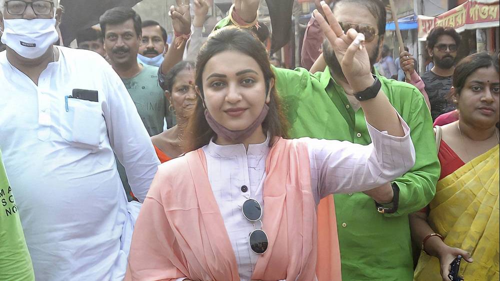 ২০১৮ সালে কৌশানী বিএমডব্লিউ কিনেছেন। মহার্ঘ্য গাড়িটির মূল্য ৩৬ লক্ষ টাকা। গাড়ি কেনার জন্য ব্যাঙ্ক থেকে ঋণ নিয়েছেন ২২ লক্ষ ৫০ হাজার ৫২৪ টাকা।