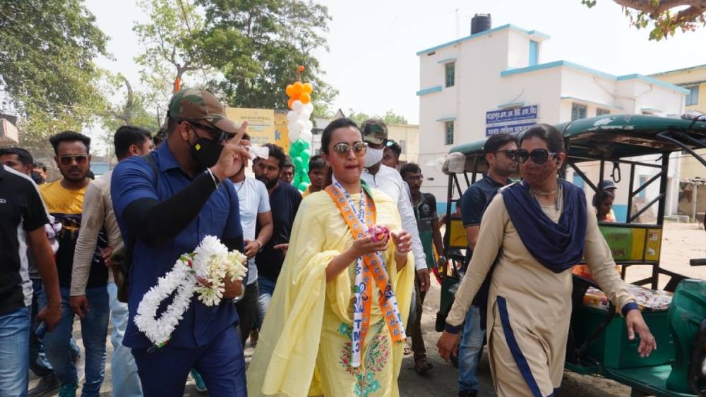 তাঁর কাছে থাকা ৫৬ গ্রাম  সোনার গয়নার বাজারমূল্য প্রায় ২ লক্ষ ৫২ হাজার টাকা।