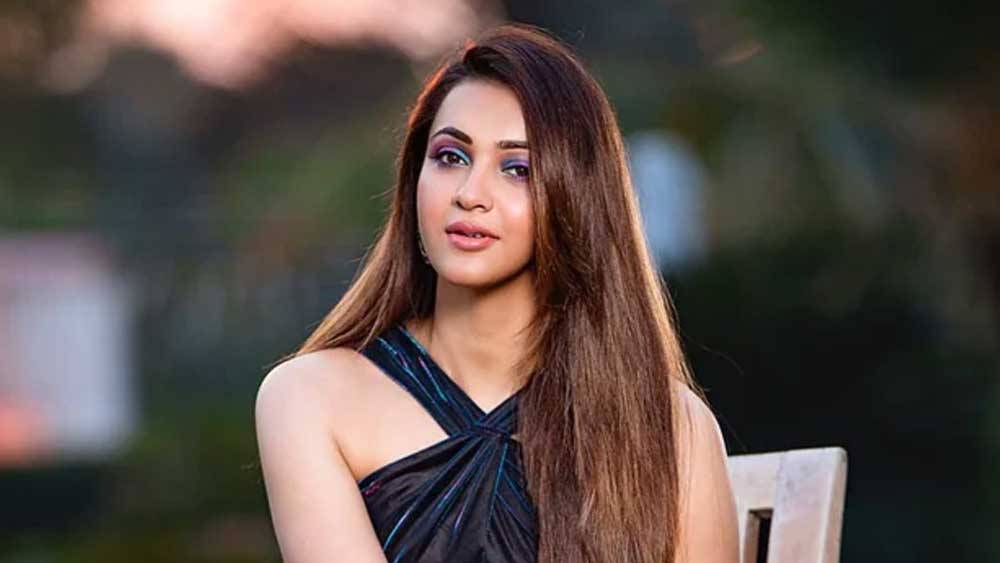 কৌশানীর নামে কোনও কৃষিজমি বা দোকানঘর নেই। কোনও বাড়ির বিবরণও দেননি তিনি। জানিয়েছেন, গত বছর একটি ফ্ল্যাট বুক করেছেন। ফ্ল্যাটের দাম ৮০ লক্ষ টাকা।