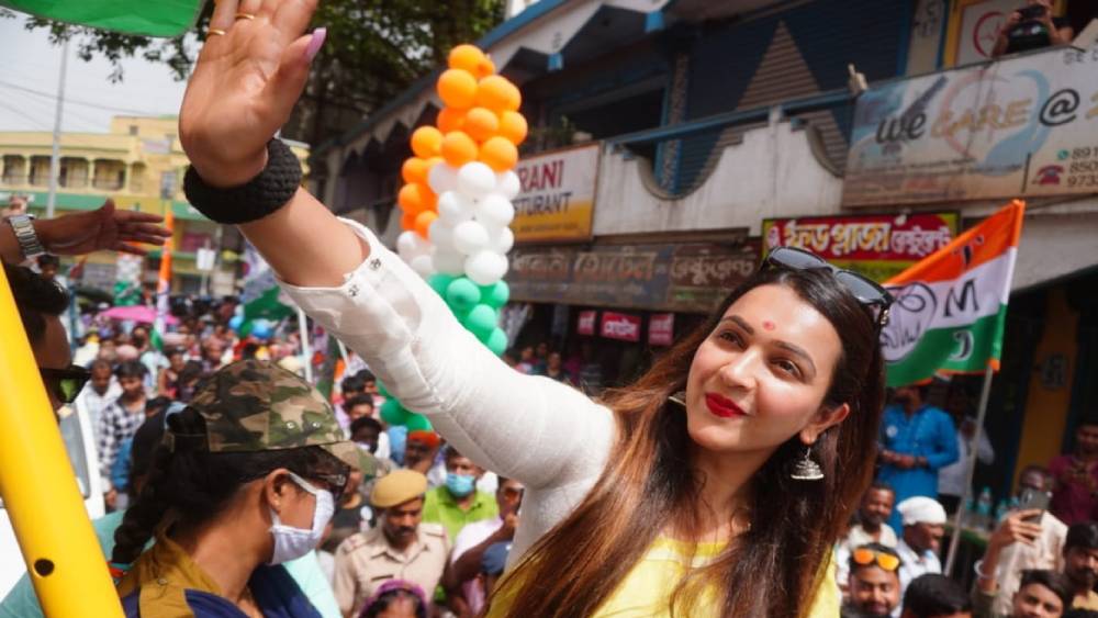 ২০১৩ সালে কৌশানী বাণিজ্যে সাম্মানিক স্নাতক হন কলকাতা বিশ্ববিদ্যালয়ের অধীনস্থ হেরম্বচন্দ্র কলেজ থেকে।