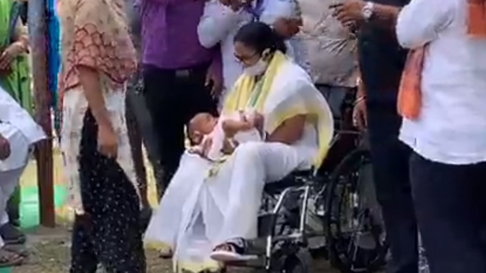 ভোট মিটলেই আবার আসব, শীতলখুচিতে নিহত ও আহতদের পরিবারের পাশে মমতা