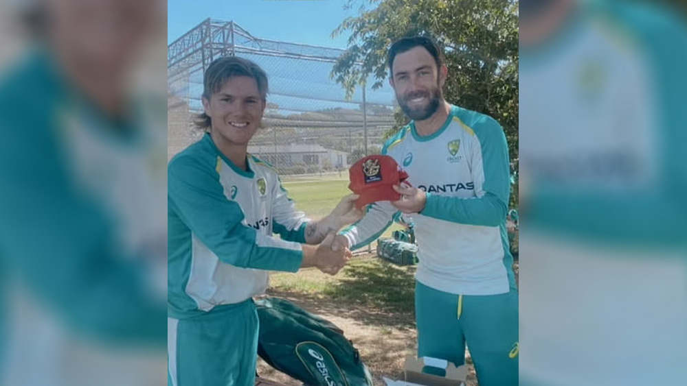 ব্যাঙ্গালোর দলের স্পিনার অ্যাডাম জাম্পা নিলামের আগেই ম্যাক্সওয়েলকে টুপি দিয়েছিলেন।