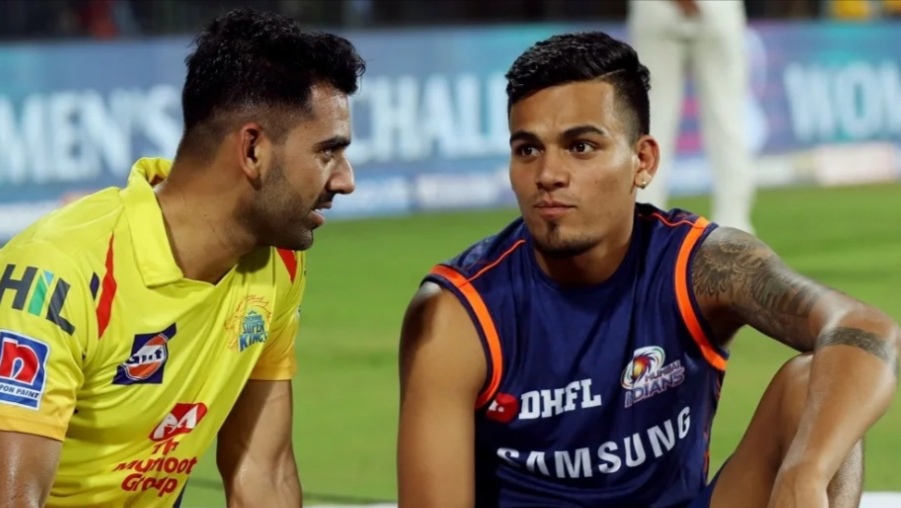 দাদা দীপকের সঙ্গে আলাপচারিতায় রাহুল। ফাইল চিত্র। 