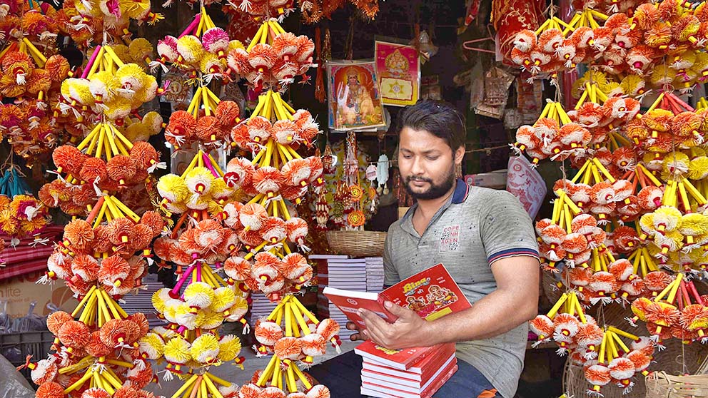 আহ্বান: নতুন বছরের সূচনার আগে এক দোকানি। বুধবার, উত্তর কলকাতায়। 