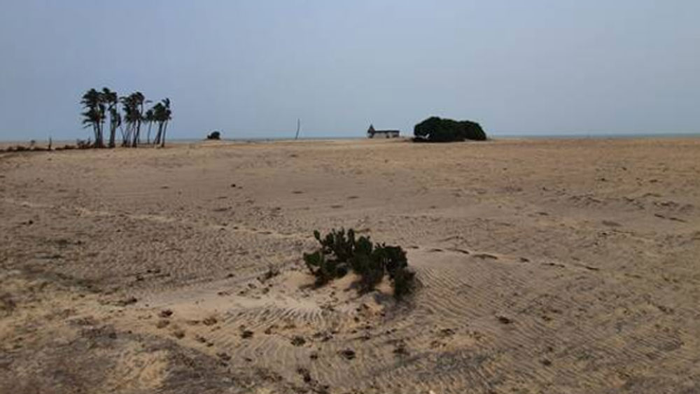 জলে ডুবে থাকা ৫ কিলোমিটার সঙ্কীর্ণ রাস্তা জীবন হাতে নিয়ে পায়ে হেঁটে পার হতে হয়। কারণ ঘোলা জলে ঘাপটি মেরে বসে থাকা কুমিরদের আগে থেকে দেখতে পাওয়া সম্ভব হয় না বেশির ভাগ সময়ই।