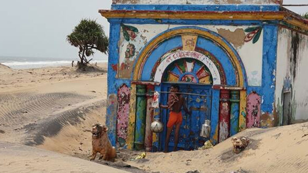 কিন্তু জীবনধারণের জন্য, খাবারের জোগান করতে তাঁদের নিকটবর্তী গ্রামে যেতে হয় রোজ।