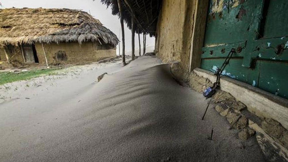 এক সময়ে ৭০০ পরিবার বাস করত গ্রামে। ২০১৮ সালে এই গ্রামের বেশির ভাগ বাসিন্দাকে পুনর্বাসন দেওয়া হয়। বহু মানুষ তাঁদের ঘরবাড়ি ছেড়ে অন্যত্র চলে যান।