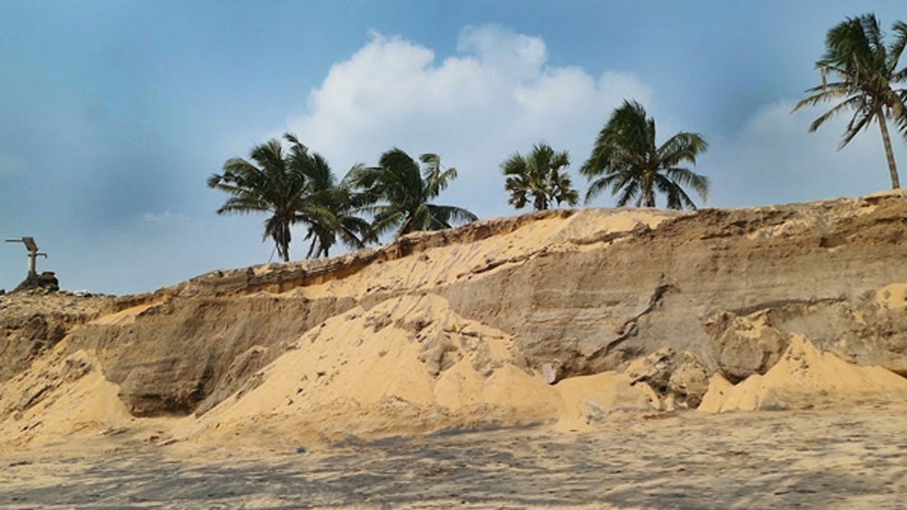 সমুদ্রের গ্রাস থেকে রক্ষা পায়নি ঘরবাড়িও। একের পর এক বাড়িতে সমুদ্রের জল ঢুকতে শুরু করে।