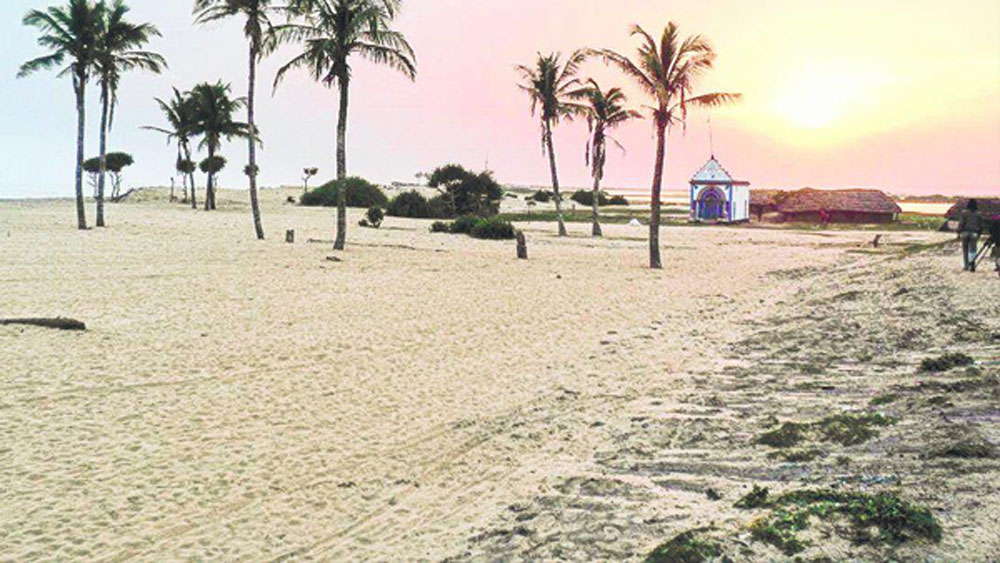 সারা দিন মন্দিরে ভিড় জমাতেন মহিলারা। সেই গ্রাম আজ শূন্যপ্রায়। বালির মধ্যে অর্ধেক ঢাকা পড়েছে জলের কল। গ্রামের একমাত্র মন্দির মূর্তিহীন। মন্দিরও ভরে গিয়েছে বালির স্তূপে।