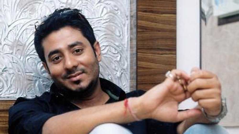 ‘রাজু’ থেকে ‘রাজ’। বহিরাগত হিসেবে বাংলা ছবির ইন্ডাস্ট্রিতে পা রেখে নিজেকে প্রতিষ্ঠা করেছেন। এ বার রাজনীতির ময়দানে নতুন অভিযান বাংলা ছবির এই সফল পরিচালকের। নির্বাচন কমিশনের কাছে হলফনামায় পেশ করেছেন নিজের সম্পত্তির বিবরণ।