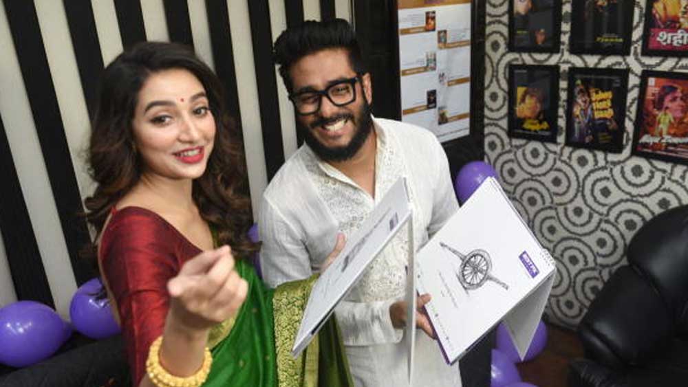 ব্যারাকপুর কেন্দ্রের তৃণমূল প্রার্থী রাজের হাতে এই মুহূর্তে আছে ২৫ হাজার ৯০৬ টাকা। তাঁর স্ত্রী শুভশ্রীর কাছে আছে ১৫ হাজার ৭২০ টাকা।