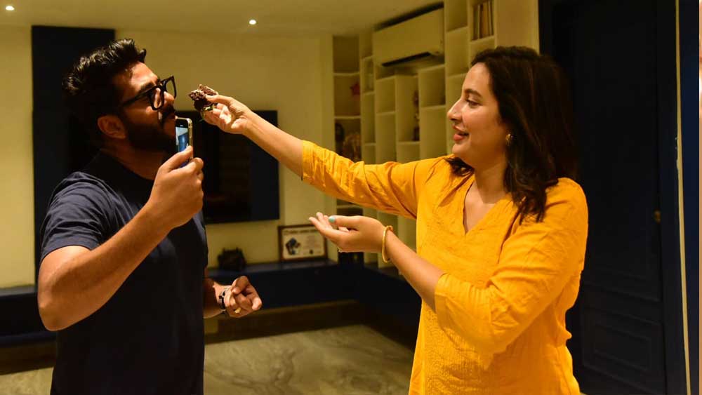 ৮টি স্থায়ী আমানতে রাজ রেখেছেন ৫ লক্ষ টাকা করে। শুভশ্রীর নামে রয়েছে ৫৭টি স্থায়ী আমানত। গচ্ছিত রয়েছে প্রায় আড়াই কোটি টাকা।