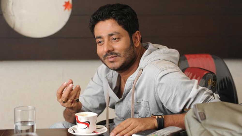 দু’টি গাড়ি আছে রাজের। ২০১৯ সালে কেনা ভলভো সংস্থার গাড়ির দাম ৮০ লক্ষ ২৭ হাজার ৪৯১ টাকা এবং ২০১৮-য় কেনা টাটা নেক্সনের দাম ৮ লক্ষ ৭৪ হাজার ৫৩৭ টাকা। শুভশ্রীর নামে কোনও গাড়ি নেই।