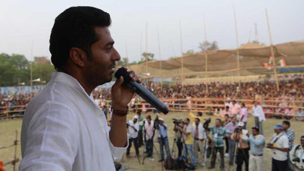 ২০০০ সালে উচ্চমাধ্যমিক পাশ করেছেন রাজ। পরিচালনা ও প্রযোজনার পাশাপাশি তিনি নিজেকে ব্যবসায়ী বলেও পরিচয় দিয়েছেন। তাঁর স্ত্রী পেশাদার অভিনেতা।