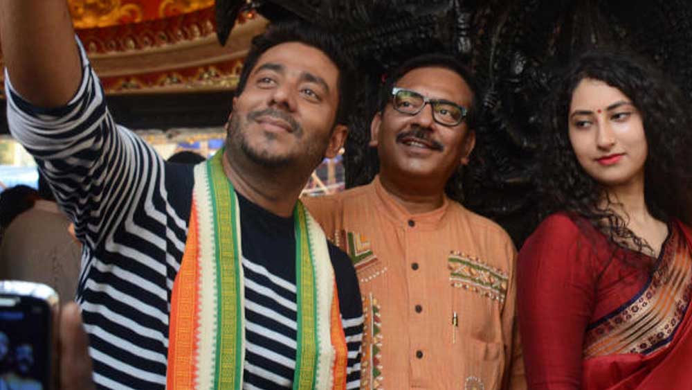 রাজের নামে অস্থাবর সম্পত্তির মূল্য ৩ কোটি ৩৯ লক্ষ ৩১ হাজার ৭৫ টাকা ১৯ পয়সা। স্ত্রী শুভশ্রীর অস্থাবর সম্পত্তি আছে ৫ কোটি ৫৫ লক্ষ ৭ হাজার ৯৯৬ টাকা ৩৬ পয়সার।