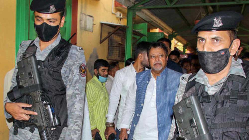 ২০২০-২১ অর্থবর্ষে মুকুলের উপার্জন ছিল ৪ লক্ষ ৪৪ হাজার টাকা। তাঁর স্ত্রীর উপার্জন ছিল ৫ লক্ষ ৮৬ হাজার ২৮১ টাকা।