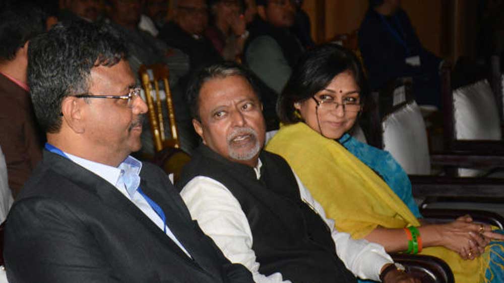  এই মুহূর্তে তাঁর হাতে রয়েছে নগদ ৩৫ হাজার ৭৫২ টাকা। তাঁর স্ত্রীর কাছে আছে ৬৫ হাজার ৭৫৯ টাকা।