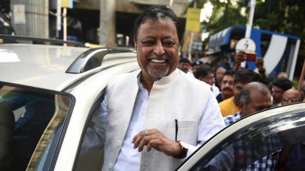 এসবিআই-এর অ্যাকাউন্টে মুকুলের নামে গচ্ছিত আছে ৮ লক্ষ ৪৪ হাজার ৩৭৯ টাকা ২২ পয়সা। তাঁর স্ত্রীর নামে দু’টি অ্যাকাউন্টে জমা ২ লক্ষ ৩৩ হাজার ২৫৭ টাকা এবং ১ লক্ষ ৭ হাজার ২৬ টাকা ৯৬ পয়সা।