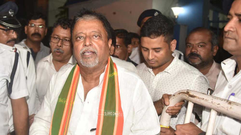 মুকুলের নামে কোনও জমি না থাকলেও তাঁর স্ত্রীর নামে হালিশহরের বীজপুরে জমি আছে। ২০০৮ সালে ৮ লক্ষ টাকায় কেনা ওই জমির বর্তমান মূল্য ১৫ লক্ষ টাকা।