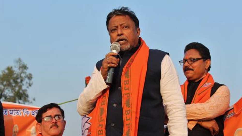 কাঁচড়াপাড়া পুরসভা এলাকার ৬ নম্বর ওয়ার্ডে মুকুলের বাড়ি আছে। বসতবাড়িটি উত্তরাধিকার সূত্রে পেয়েছেন বলে জানিয়েছেন তিনি। বাড়িটির বর্তমান বাজারদর প্রায় ৪২ লক্ষ টাকা।