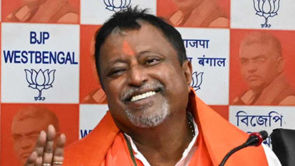 ২০০৬ সালে মাদুরাই কামরাজ বিশ্ববিদ্যালয় থেকে স্নাতকোত্তর সম্পূর্ণ করেন মুকুল। 