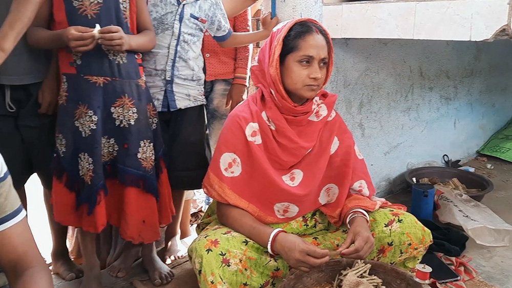 সীমান্তে বিড়ি বাঁধছেন মহিলারা।