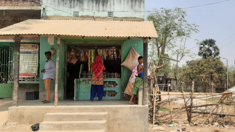 সীমান্তের ধারে মুদির দোকান।