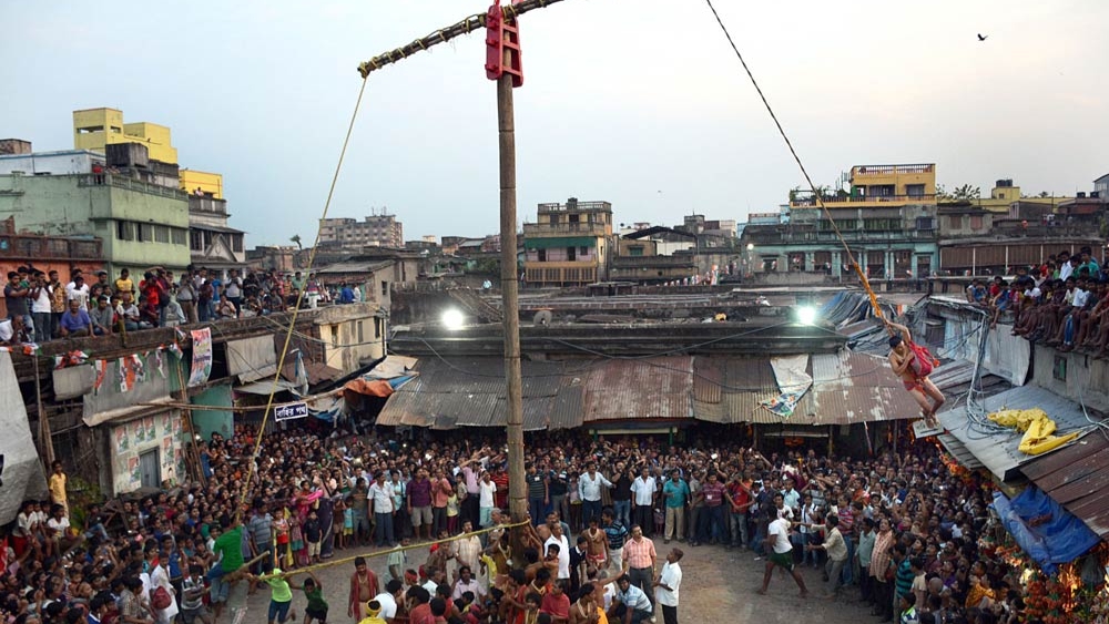 এ যুগের চড়কের মেলা।