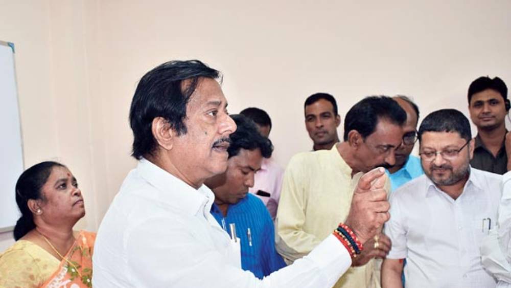 ২০১৯-২০ অর্থবর্ষে জ্যোতিপ্রিয়র উপার্জন ছিল ৪০ লক্ষ ২১ হাজার ৯১০ টাকা। তাঁর স্ত্রী উপার্জন করেছেন ১৮ লক্ষ ১১ হাজার ৬৫০ টাকা।