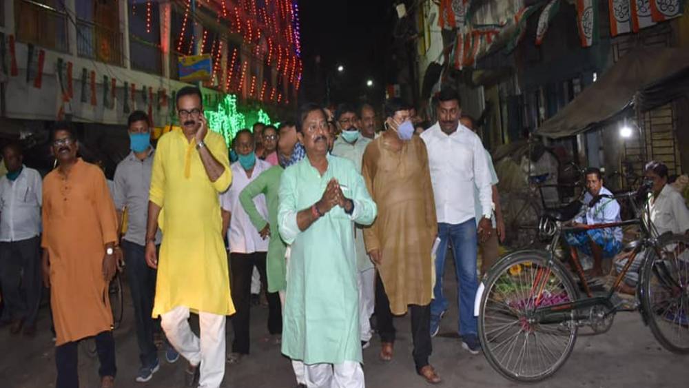 শেয়ারবাজারে জ্যোতিপ্রিয় এবং তাঁর স্ত্রী বন্ড কিনেছেন ৫ লক্ষ টাকার করে। একটি জীবনবিমার ক্ষেত্রে এখনও অবধি তিনি বিনিয়োগ করেছেন ১৫ লক্ষ ৩১ হাজার ১০০ টাকা। অন্য দু’টি ক্ষেত্রে জমা দিয়েছেন এখনও পর্যন্ত ৫ লক্ষ টাকা এবং ৭ লক্ষ ২২ হাজার ৮৯২ টাকা। ডাকঘর সঞ্চয় প্রকল্পে তিনি বিনিয়োগ করেছেন ৪ লক্ষ ৫২ হাজার ৮৪ টাকা।