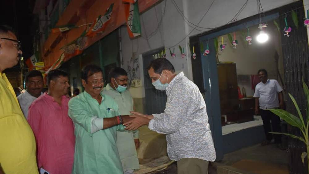 জ্যোতিপ্রিয়র স্ত্রী এখনও পর্যন্ত জীবনবিমার ক্ষেত্রে ৬টি জায়গায় বিনিয়োগ করেছেন যথাক্রমে ২ লক্ষ ৪৮ হাজার ১৩৬ টাকা, ২ লক্ষ ৪৮ হাজার ১৩৬ টাকা, ৫৫ হাজার টাকা, ৯৩ হাজার ৪১০ টাকা, ৪৫ লক্ষ ৮১ হাজার টাকা এবং ৯ লক্ষ ১৪ হাজার ৪৮০ টাকা। ডাকঘর সঞ্চয় প্রকল্পে তিনি বিনিয়োগ করেছেন ৮ লক্ষ ৪২ হাজার ১৮৪ টাকা।