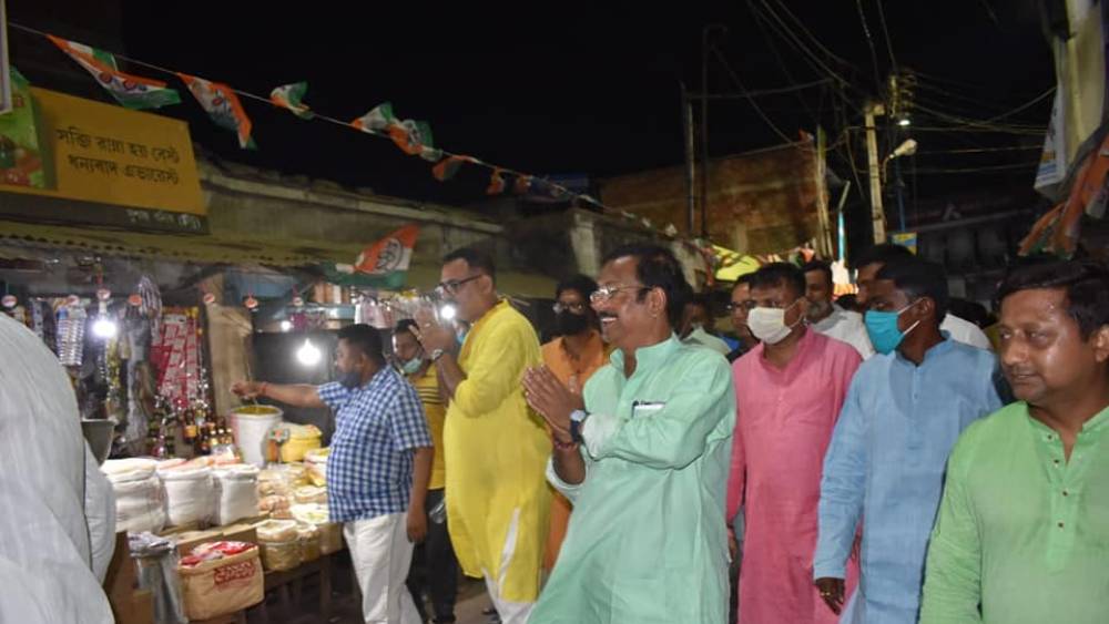 ২০১৯ সালে একটি স্করপিয়ো এস-১১ কিনেছিলেন জ্যোতিপ্রিয়। খরচ হয়েছিল ১১ লক্ষ ৮৬ হাজার ২৩ টাকা। সে সময় তিনি পুরনো একটি স্করপিয়ো গাড়ির বিনিময়ে এই নতুন গাড়ি কিনেছিলেন। তাতে নতুন গাড়ির দামে ৪ লক্ষ ৭২ হাজার ৫৩৮ টাকা কম পড়েছিল।