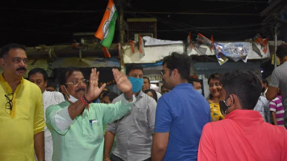 তাঁর স্ত্রীর নামে একটি মারুতি সুইফ্ট ডিজায়ার আছে। ২০১৬ সালে গাড়িটি কিনতে তাঁর খরচ হয়েছিল ৬ লক্ষ ৮৫ হাজার ৫২৭ টাকা।