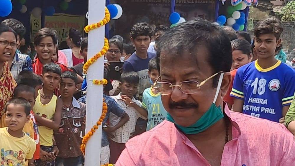 একটি চেন, ৭টি আংটি মিলিয়ে জ্যোতিপ্রিয়র কাছে ৪৫ গ্রাম সোনার গয়না আছে। তাঁর গয়নার মোট বাজারমূল্য ১ লক্ষ ৪০ হাজার টাকা। তাঁর স্ত্রীর কাছে থাকা ৫ জোড়া কানের দুল, দু’জোড়া বালা, চেন, একটি চুড় মিলিয়ে ১২২.৬৪ গ্রাম সোনার গয়নার মূল্য প্রায় ৪ লক্ষ ২৪ হাজার ৩১০ টাকা।