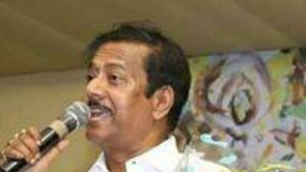 জ্যোতিপ্রিয় বা স্ত্রীর নামে কোনও ব্যাঙ্কঋণ চলছে না। নেই কোনও কৃষিজমি বা নিজস্ব বাড়িও। হলফনামায় নিজেকে আইনজীবী বলে উল্লেখ করেছেন জ্যোতিপ্রিয়। উপার্জনের উৎস, বেতন। তাঁর স্ত্রী গৃহবধূ।